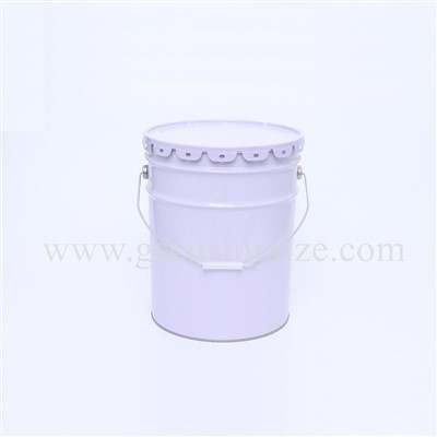 Um balde de lata pode ser usado como porta-pincel de maquiagem?